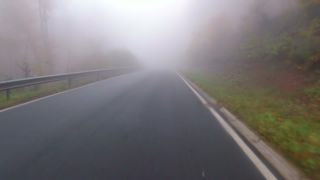 Link zum Video | Landschaft, Verkehr, Sichtbarkeit, Fahren, Verkehrsträger, Straße, Nebel, Verkehrsmittel, Sichtweite, Transport, Natur, Verkehrsweg