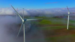 Link zum Video | Landschaft, Technologie, erneuerbare Energie, Energieversorgung, Windpark, Umwelt, Windenergieanlage, Windkraft in Deutschland, Nebel, Windenergie, Windkraftanlage, Windenergie, Natur, Umweltschutz, Umwelt