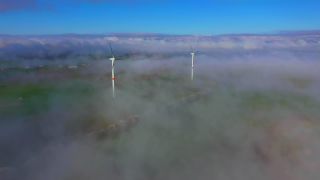 Link zum Video | Landschaft, Technologie, erneuerbare Energie, Energieversorgung, Windpark, Umwelt, Windenergieanlage, Windkraft in Deutschland, Nebel, Windenergie, Windkraftanlage, Windenergie, Natur, Umweltschutz, Umwelt