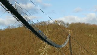 Link zum Video | Fußgängerbrücke, Landschaft, Rheinland-Pfalz, Tourismusziel, Brücke, Hängebrücke, Herbst, Nationalpark Hunsrück-Hochwald, Deutschland, Geierlay, Farbe, 4K, Landform, Hunsrück, Fußweg, Seilbrücke, Tal, Wald, Lichter Tag, Verbandsgemeinde Kastellaun, Sehenswürdigkeit, Sosberg, Mörsdorf, Natur, Bauwerk, Verkehrsweg, Rhein-Hunsrück-Kreis, Point of Interest
