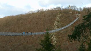 Link to Video | footbridge, landscape, Rhineland-Palatinate, tourist destination, bridge, suspension bridge, autumn, Hunsrück-Hochwald National Park, Germany, Geierlay, color, 4K resolution, landform, Hunsrück, footpath, simple suspension bridge, valley, forest, daytime, Kastellaun, tourist attraction, Sosberg, Mörsdorf, nature, architectural structure, thoroughfare, Rhein-Hunsrück-Kreis, point of interest
