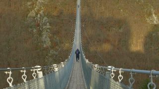Link to Video | footbridge, landscape, Rhineland-Palatinate, tourist destination, bridge, suspension bridge, autumn, Hunsrück-Hochwald National Park, Germany, Geierlay, color, 4K resolution, landform, Hunsrück, footpath, simple suspension bridge, valley, forest, daytime, Kastellaun, tourist attraction, Sosberg, Mörsdorf, nature, architectural structure, thoroughfare, Rhein-Hunsrück-Kreis, point of interest