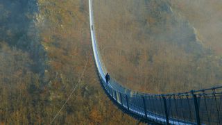 Link zum Video | Fußgängerbrücke, Landschaft, Rheinland-Pfalz, Tourismusziel, Brücke, Hängebrücke, Herbst, Nationalpark Hunsrück-Hochwald, Deutschland, Geierlay, Farbe, 4K, Landform, Hunsrück, Fußweg, Seilbrücke, Tal, Wald, Lichter Tag, Verbandsgemeinde Kastellaun, Sehenswürdigkeit, Sosberg, Mörsdorf, Natur, Bauwerk, Verkehrsweg, Rhein-Hunsrück-Kreis, Point of Interest