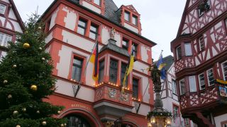 Link to Video | timber-framed house, Bernkastel-Kues, Moselle, Germany, Christmas, Mittelmosel, Altstadt, Christmas decoration, Bernkastel-Wittlich