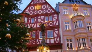 Link to Video | timber-framed house, Bernkastel-Kues, Moselle, Germany, Christmas, Mittelmosel, Altstadt, Christmas decoration, Bernkastel-Wittlich