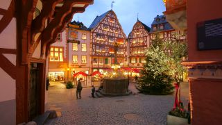 Link to Video | timber-framed house, Bernkastel-Kues, Moselle, Germany, Christmas, Mittelmosel, Altstadt, Christmas decoration, Bernkastel-Wittlich