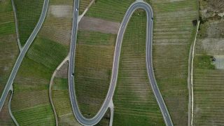 Link zum Video | Vogelperspektive, Auto, Deutschland, Weinbaugebiet, Weinberg, Weinbau, Straße, Piesport, Luftaufnahme, Mosel, Kraftfahrzeug, Transport, Verkehrsweg