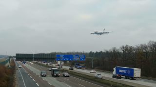 Link to Video | aircraft, airport, Verkehr, mode of transport, transport infrastructure, airline, transport, aviation, thoroughfare, mobility