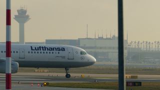 Link to Video | aircraft, airport, Verkehr, mode of transport, transport infrastructure, airline, transport, aviation, thoroughfare, mobility