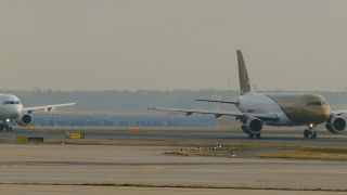 Link to Video | aircraft, airport, Verkehr, mode of transport, transport infrastructure, airline, transport, aviation, thoroughfare, mobility