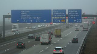 Link zum Video | Personenkraftwagen, Verkehrsschild, Straße, Verkehrsmittel, Lastkraftwagen, Autobahn, Frankfurter Kreuz, Transport, Verkehrsweg, Bundesautobahn 5