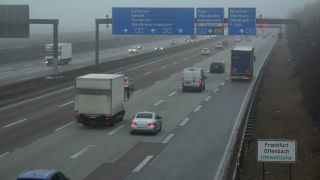 Link zum Video | Personenkraftwagen, Verkehrsschild, Straße, Verkehrsmittel, Lastkraftwagen, Autobahn, Frankfurter Kreuz, Transport, Verkehrsweg, Bundesautobahn 5