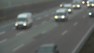 Link zum Video | Personenkraftwagen, Verkehrsschild, Straße, Verkehrsmittel, Lastkraftwagen, Autobahn, Frankfurter Kreuz, Transport, Verkehrsweg, Bundesautobahn 5