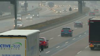 Link zum Video | Personenkraftwagen, Verkehrsschild, Straße, Verkehrsmittel, Lastkraftwagen, Autobahn, Frankfurter Kreuz, Transport, Verkehrsweg, Bundesautobahn 5