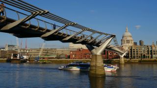 Link to Video | financial centre, island country, tourist destination, United Kingdom, million city, metropolis, England, Great Britain, city, tourist attraction, London, point of interest