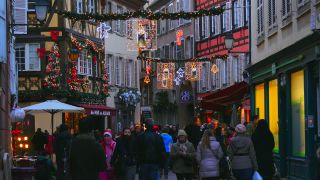 Link to Video | Alsace, tourist destination, France, big city, Grand Est, arrondissement of Strasbourg, tourist attraction, Christmas decoration, Strasbourg, Christmas tradition, Advent