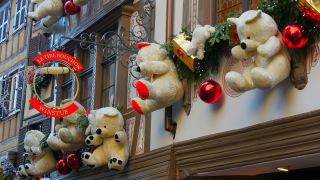 Link to Video | Alsace, tourist destination, France, big city, Grand Est, arrondissement of Strasbourg, tourist attraction, Christmas decoration, Strasbourg, Christmas tradition, Advent