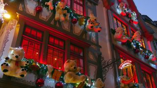 Link to Video | Alsace, tourist destination, France, big city, Grand Est, arrondissement of Strasbourg, tourist attraction, Christmas decoration, Strasbourg, Christmas tradition, Advent