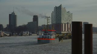 Link to Video | Hamburg, winter, maritime transport, million city, Elbe, Germany, metropolis, port settlement, ice, ice floe, river, port, Hanseatic city