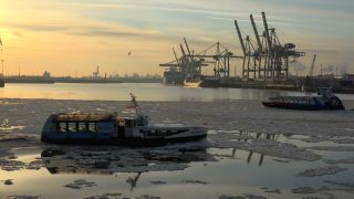 Link to Video | Hamburg, waterway, winter, city-state, big city, maritime transport, million city, Elbe, Germany, port settlement, ice, ice floe, river, port