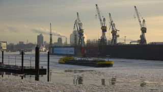 Link to Video | Hamburg, waterway, winter, city-state, big city, maritime transport, million city, Elbe, Germany, port settlement, ice, ice floe, river, port