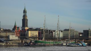 Link to Video | Hamburg, winter, maritime transport, million city, Elbe, Germany, metropolis, port settlement, ice, ice floe, river, port, Hanseatic city