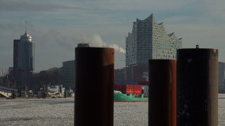 Link to Video | Hamburg, winter, maritime transport, million city, Elbe, Germany, metropolis, port settlement, ice, ice floe, river, port, Hanseatic city