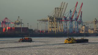 Link to Video | Hamburg, waterway, winter, city-state, big city, maritime transport, million city, Elbe, Germany, port settlement, ice, ice floe, river, port