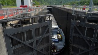 Link to Video | cargo ship, Rhineland-Palatinate, waterway, cargo shipping, Saar, logistics, Germany, Staustufe Serrig, river, transport