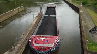 Link to Video | lock, cargo ship, cargo shipping, maritime transport, Germany, Staustufe Serrig, mode of transport, freight transport, river, inland navigation, transport