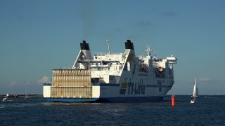 Link to Video | Mecklenburg-Western Pomerania, tourist destination, maritime transport, Germany, Rostock, Warnemünde, boat, river, port, tourism, Baltic Sea