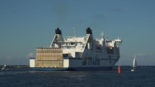 Link to Video | Mecklenburg-Western Pomerania, tourist destination, maritime transport, Germany, Rostock, Warnemünde, boat, river, port, tourism, Baltic Sea