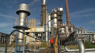 Link to Video | Hamburg, oil refinery, oil company, petrochemical company, Germany, refinery, industry, petroleum-gas industry, petrochemistry, oil production plant, industrial sector, factory, petroleum industry
