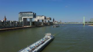 Link zum Video | Frachtschiff, Fahrwasser, Kanal, Wasserstraße, Gewässer, Großstadt, Logistik, Flusssystem, Aufsicht, Verkehrsinfrastruktur, Fluss, Binnenschifffahrt, Stadt, natürliches Fließgewässer, Transport, Verkehrsweg