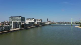 Link zum Video | Frachtschiff, Fahrwasser, Kanal, Wasserstraße, Gewässer, Großstadt, Logistik, Flusssystem, Aufsicht, Verkehrsinfrastruktur, Fluss, Binnenschifffahrt, Stadt, natürliches Fließgewässer, Transport, Verkehrsweg