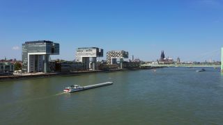 Link zum Video | Frachtschiff, Fahrwasser, Kanal, Wasserstraße, Gewässer, Großstadt, Logistik, Flusssystem, Aufsicht, Verkehrsinfrastruktur, Fluss, Binnenschifffahrt, Stadt, natürliches Fließgewässer, Transport, Verkehrsweg