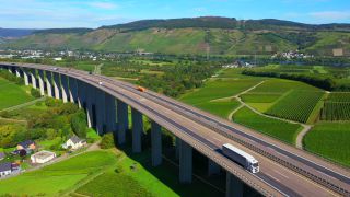 Link zum Video | Landschaft, Architektur, Brücke, Landschaftselement, Individualverkehr, Deutschland, Schengen-Raum, Landform, Mitteleuropa, Straßeninfrastruktur, building type, Verkehr, Autobahn, geographisches Objekt, Transport, Baukonstruktion, Bauliche Anlage, Bauwerk, Verkehrsweg, Bundesautobahn 1, Mobility