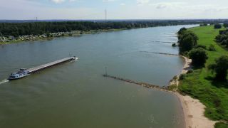 Link zum Video | Frachtschiff, Landschaft, Vogelperspektive, Transport, Frachtschifffahrt, Logistik, Deutschland, Zons, Mitteleuropa, Wasser, Dormagen, Fluss, Europa, Luftaufnahme, natürliches Fließgewässer