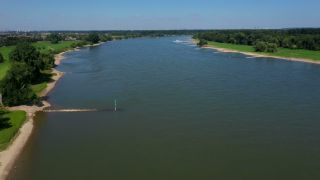 Link zum Video | Frachtschiff, Landschaft, Vogelperspektive, Transport, Frachtschifffahrt, Logistik, Deutschland, Zons, Mitteleuropa, Wasser, Dormagen, Fluss, Europa, Luftaufnahme, natürliches Fließgewässer