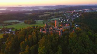 Link zum Video | Landschaft, Vogelperspektive, Tourismusziel, Tageszeit, Landschaftselement, Burgruine, Nürburg, Relief, Sonnenaufgang, Landform, Eifel (Rhineland-Palatinate), Europa, Luftaufnahme, Verbandsgemeinde Adenau, Sehenswürdigkeit, Nürburg, Bauliche Anlage, Bauwerk, Landkreis Ahrweiler, Point of Interest
