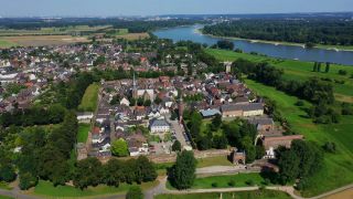 Link zum Video | Landschaft, Vogelperspektive, Landschaftselement, Deutschland, Zons, Landform, Westeuropa, Dormagen, Luftaufnahme, Siedlung, Stadt