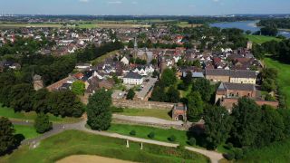 Link zum Video | Landschaft, Vogelperspektive, Landschaftselement, Deutschland, Zons, Landform, Westeuropa, Dormagen, Luftaufnahme, Siedlung, Stadt