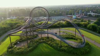 Link zum Video | Ulrich Genth, kreatives Werk, Tiger and Turtle – Magic Mountain, Deutschland, Heike Mutter, Heike Mutter und Ulrich Genth, Duisburg, Region of Interest, Mitteleuropa, metallenes Kunstwerk, Europa, Luftaufnahme, Angerpark, Sehenswürdigkeit, Kunstwerk, Skulptur, Point of Interest, Metall