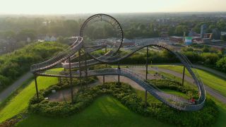 Link zum Video | Ulrich Genth, kreatives Werk, Tiger and Turtle – Magic Mountain, Deutschland, Heike Mutter, Heike Mutter und Ulrich Genth, Duisburg, Region of Interest, Mitteleuropa, metallenes Kunstwerk, Europa, Luftaufnahme, Angerpark, Sehenswürdigkeit, Kunstwerk, Skulptur, Point of Interest, Metall
