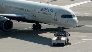 Link to Video | means of transport, Hesse, airport, Frankfurt am Main, Germany, airplane, environment, traffic, maneuvering area, aerodrome, Fraport, Jet, transport, environmental protection