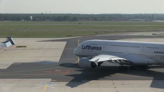 Link to Video | means of transport, Hesse, airport, Frankfurt am Main, Germany, airplane, environment, traffic, maneuvering area, aerodrome, Fraport, Jet, transport, environmental protection