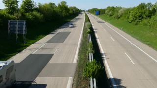 Link zum Video | Personenkraftwagen, Mai, Frühling, Ellwangen, Individualverkehr, Deutschland, Farbe, 4K, Mittelstreifen, Mitteleuropa, Bundesautobahn, Aufsicht, Europa, 2025, Tag, Bundesautobahn 7, Mobility, Baden-Württemberg