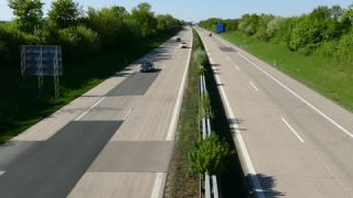 Link zum Video | Personenkraftwagen, Mai, Frühling, Ellwangen, Individualverkehr, Deutschland, Farbe, 4K, Mittelstreifen, Mitteleuropa, Bundesautobahn, Aufsicht, Europa, 2025, Tag, Bundesautobahn 7, Mobility, Baden-Württemberg