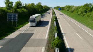 Link zum Video | Personenkraftwagen, Mai, Frühling, Ellwangen, Individualverkehr, Deutschland, Farbe, 4K, Mittelstreifen, Mitteleuropa, Bundesautobahn, Aufsicht, Europa, 2025, Tag, Bundesautobahn 7, Mobility, Baden-Württemberg