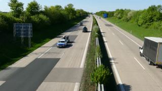 Link zum Video | Personenkraftwagen, Mai, Frühling, Ellwangen, Individualverkehr, Deutschland, Farbe, 4K, Mittelstreifen, Mitteleuropa, Bundesautobahn, Aufsicht, Europa, 2025, Tag, Bundesautobahn 7, Mobility, Baden-Württemberg